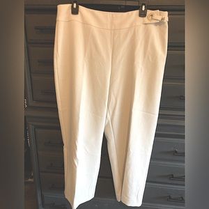 Chico’s ultimate fit cropped pants size 2 (women’s large in standard size)